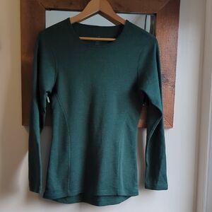 Women’s Long-Sleeve Crewneck Top in Dark Green